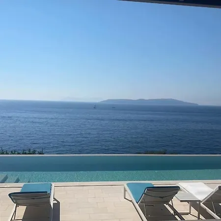 Villa Oneiro Exclusive Escape With Private Pontoon & Luxe Amenities