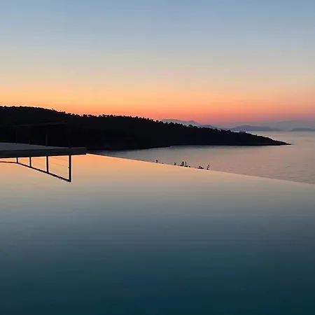 Villa Oneiro Exclusive Escape With Private Pontoon & Luxe Amenities *