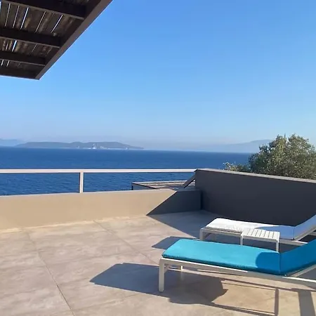 Villa Oneiro Exclusive Escape With Private Pontoon & Luxe Amenities