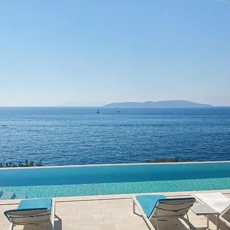Villa Oneiro Exclusive Escape With Private Pontoon & Luxe Amenities *