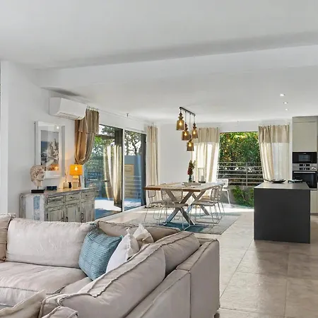 Villa Oneiro Exclusive Escape With Private Pontoon & Luxe Amenities *