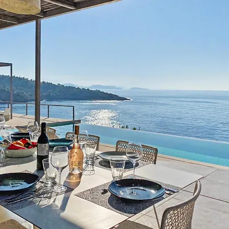 Villa Oneiro Exclusive Escape With Private Pontoon & Luxe Amenities ヴィラ